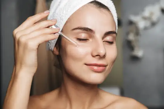 Peeling przed czy po myciu twarzy? Sprawdź właściwą kolejność
